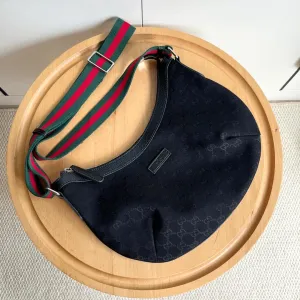 3 Color - Emblematic Curve Crossbody