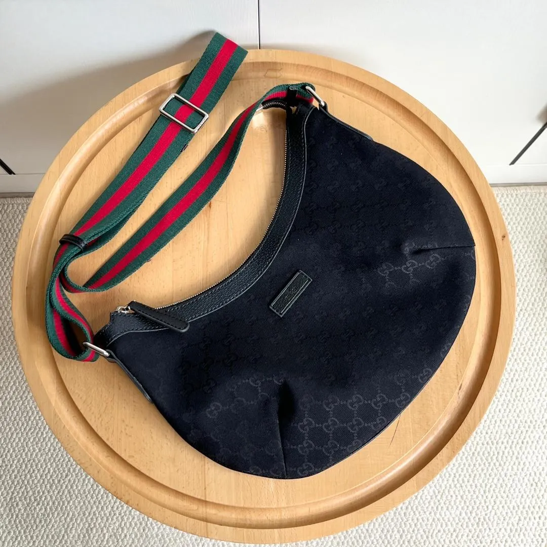 3 Color - Emblematic Curve Crossbody