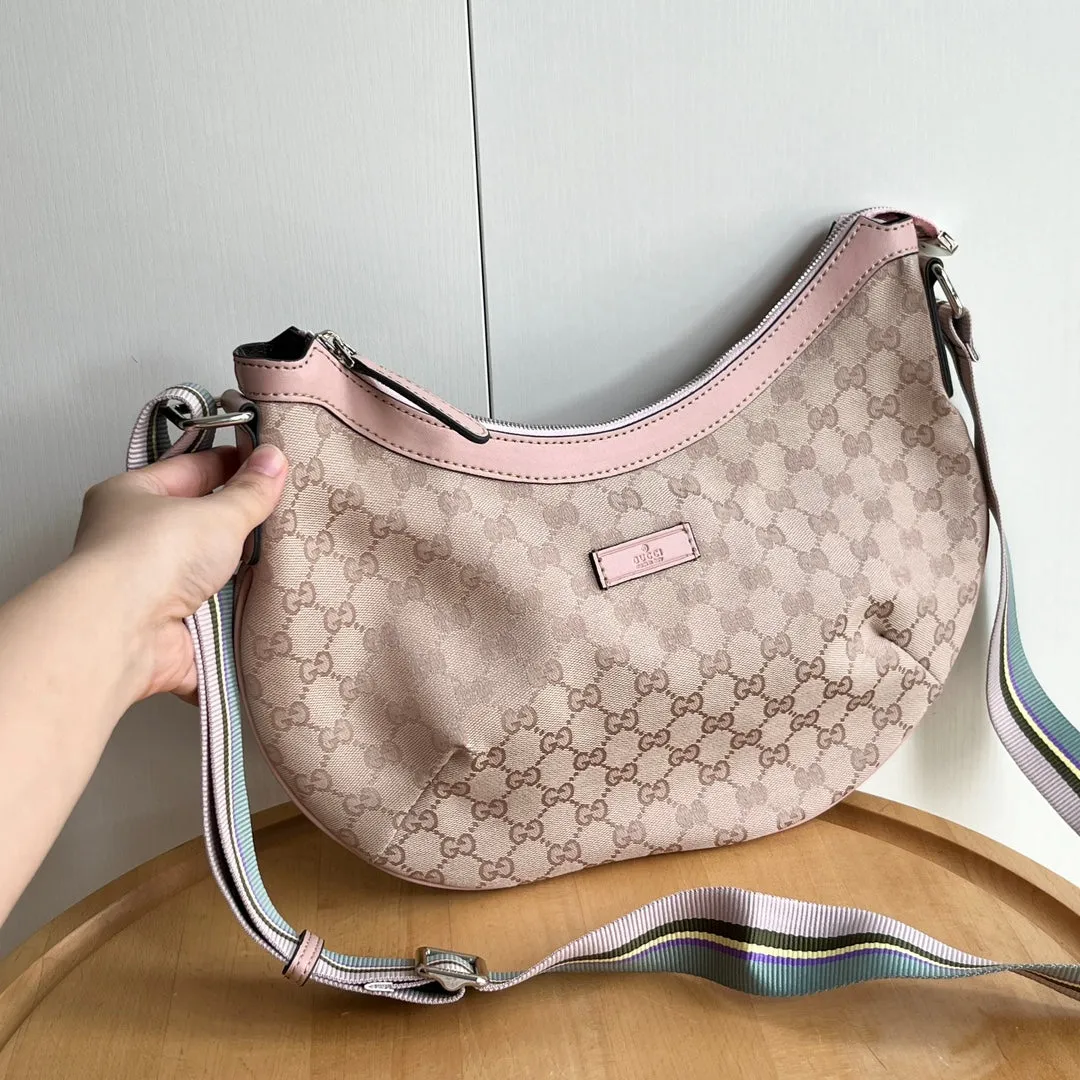 3 Color - Emblematic Curve Crossbody