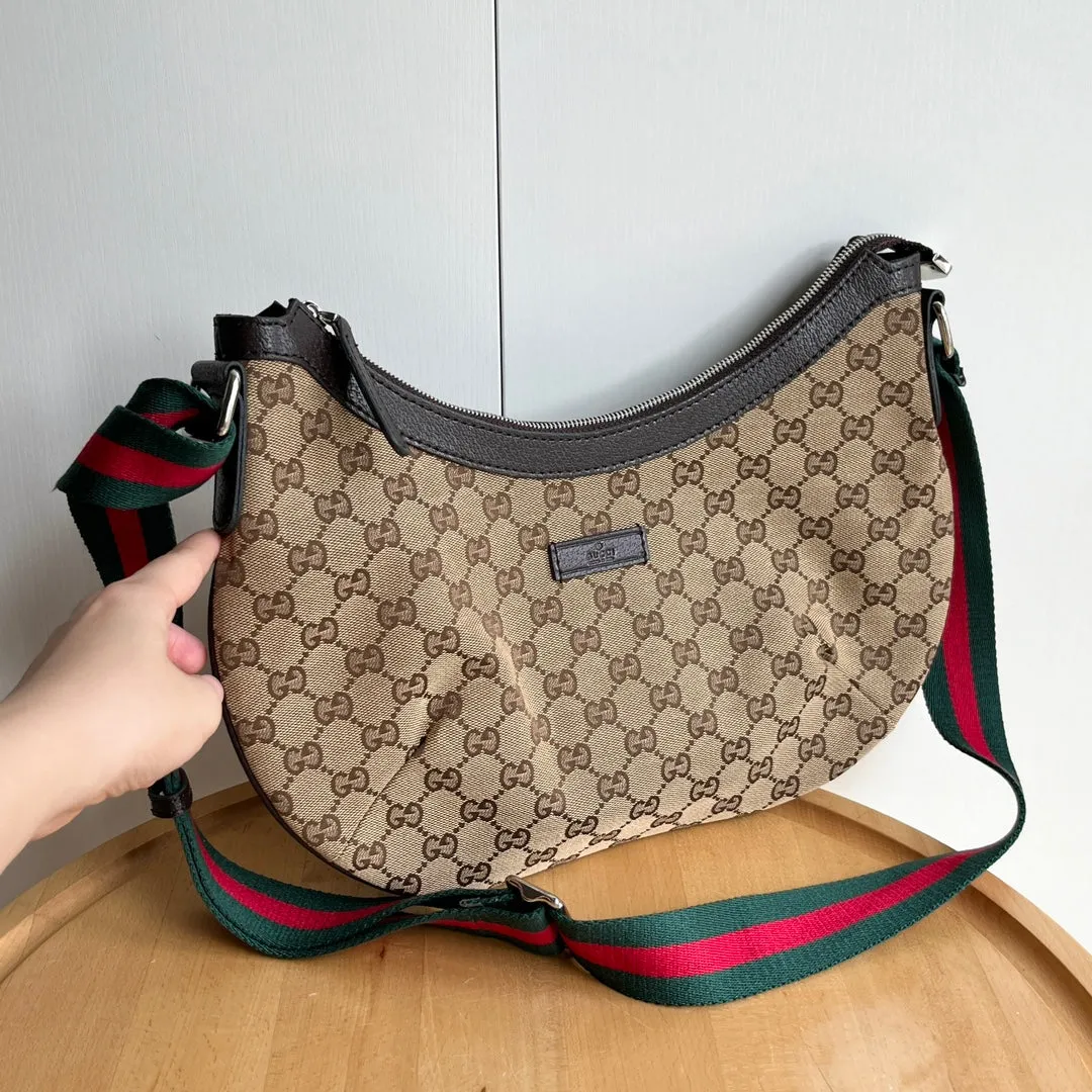 3 Color - Emblematic Curve Crossbody