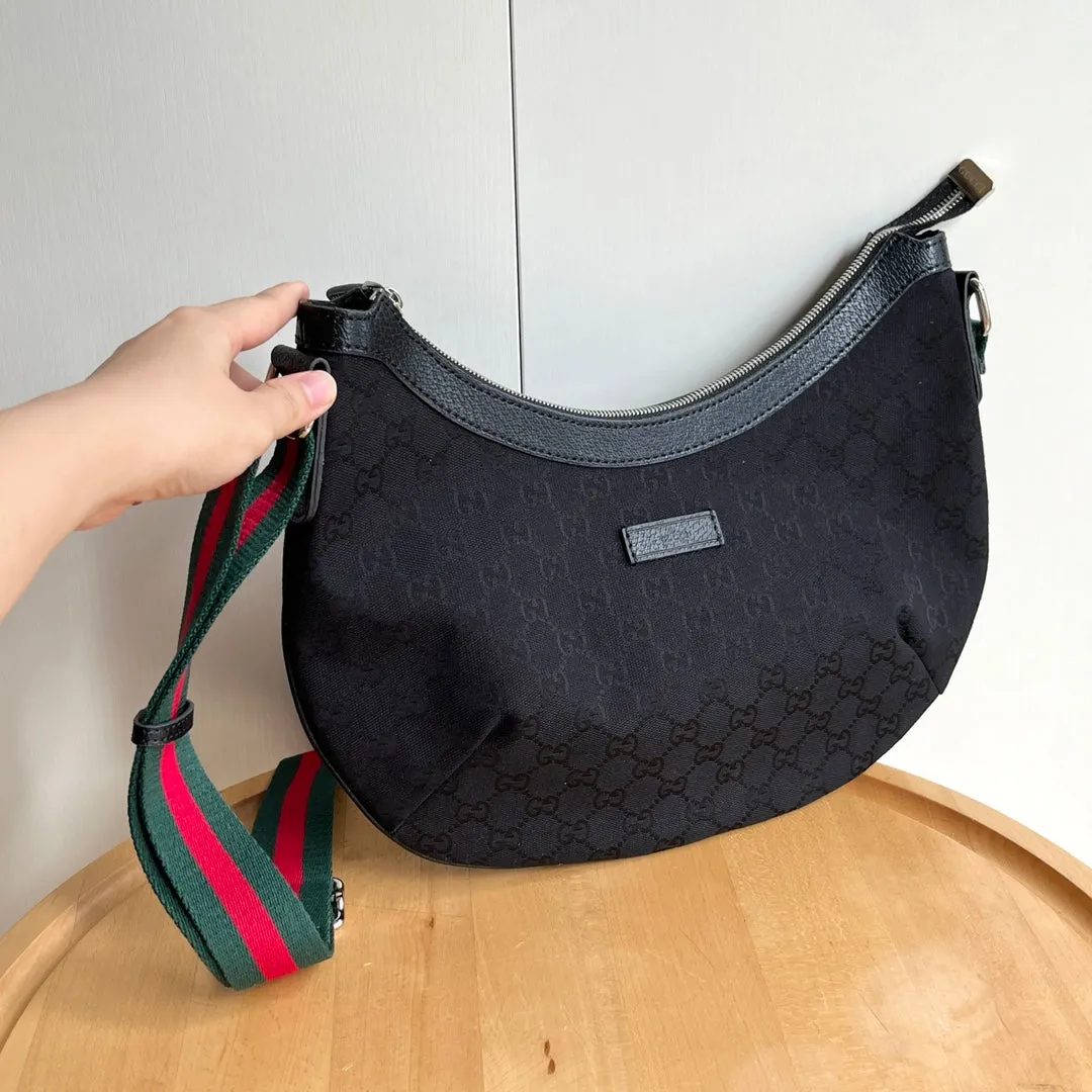 3 Color - Emblematic Curve Crossbody