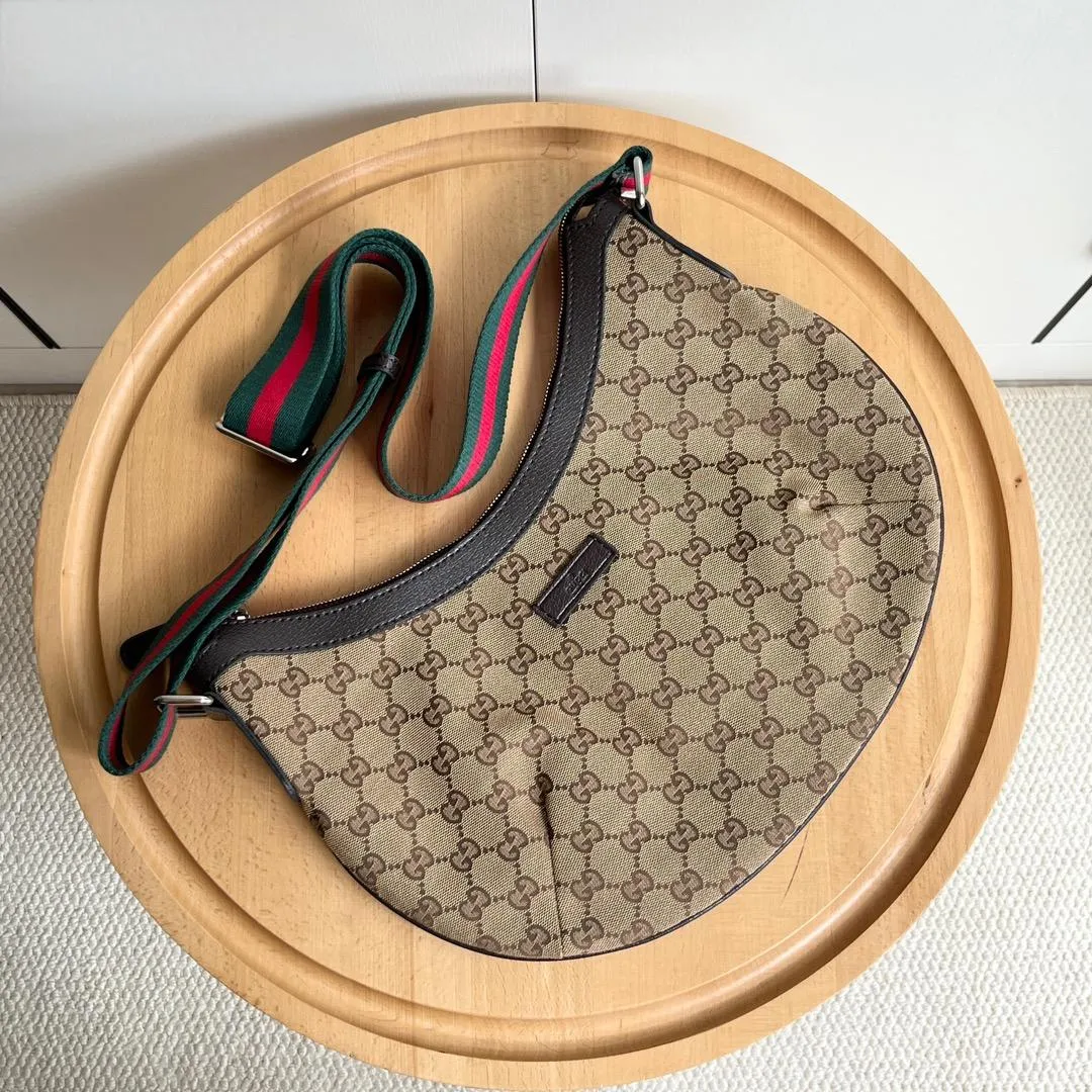 3 Color - Emblematic Curve Crossbody