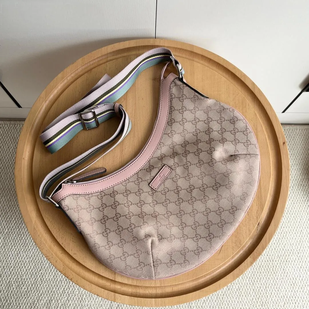 3 Color - Emblematic Curve Crossbody