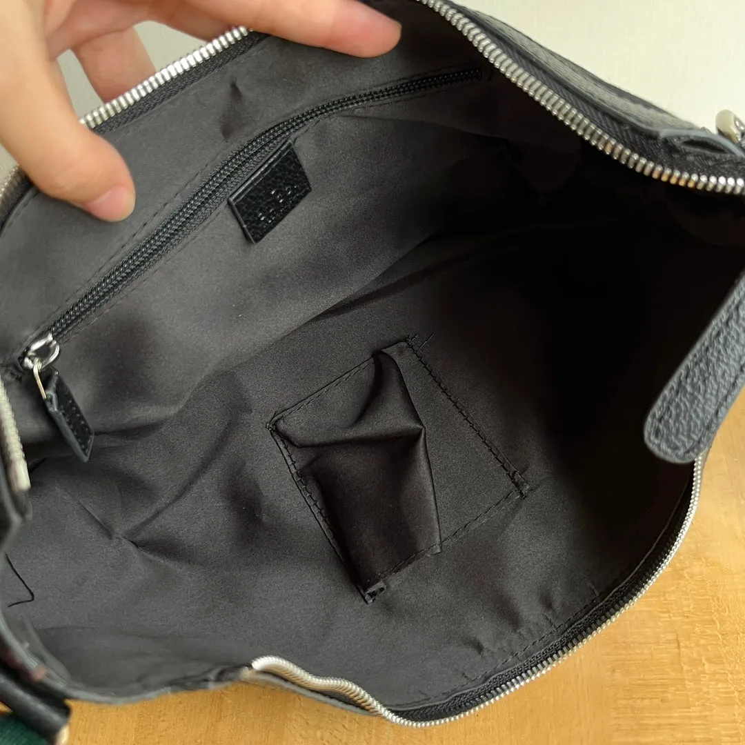 3 Color - Emblematic Curve Crossbody