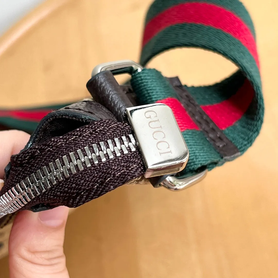 3 Color - Emblematic Curve Crossbody