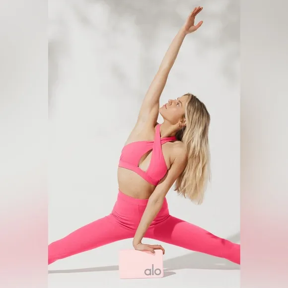 Alo Yoga Ribbed Destination Bra 🩷 Pink Fuchsia M