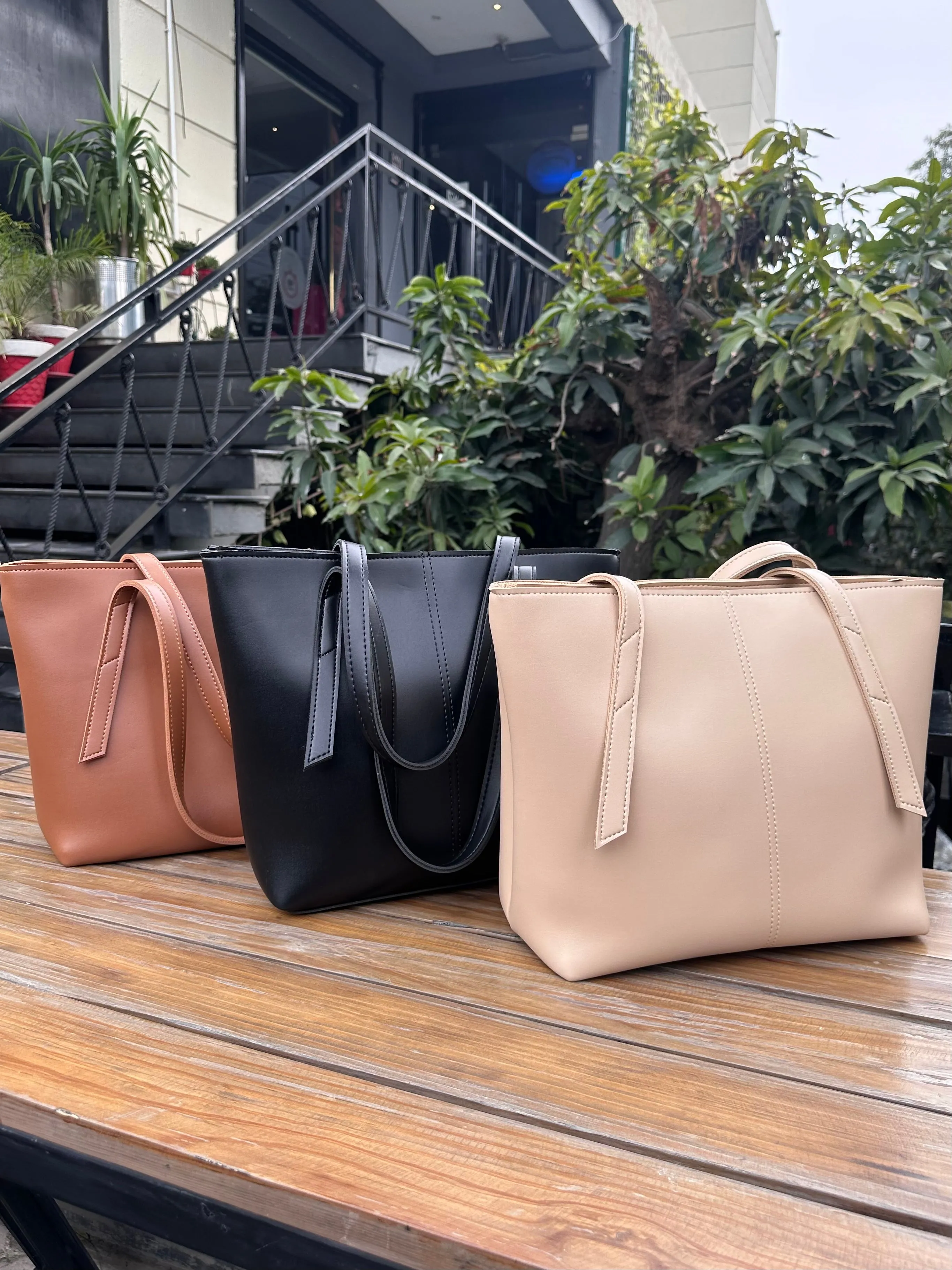 Charm - Timeless Comfort Tote- Black