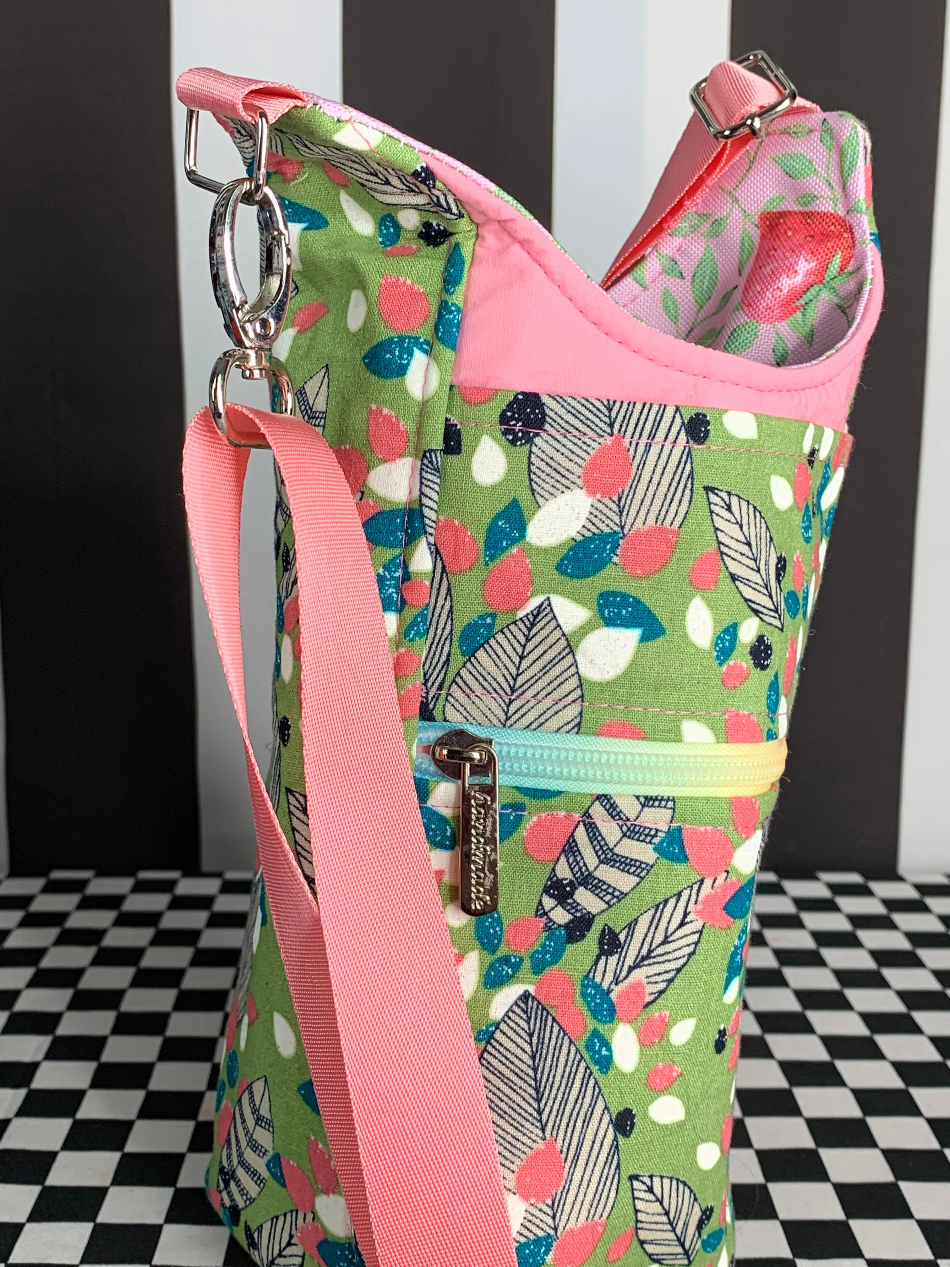 Green leaves drink bottle crossbody bag