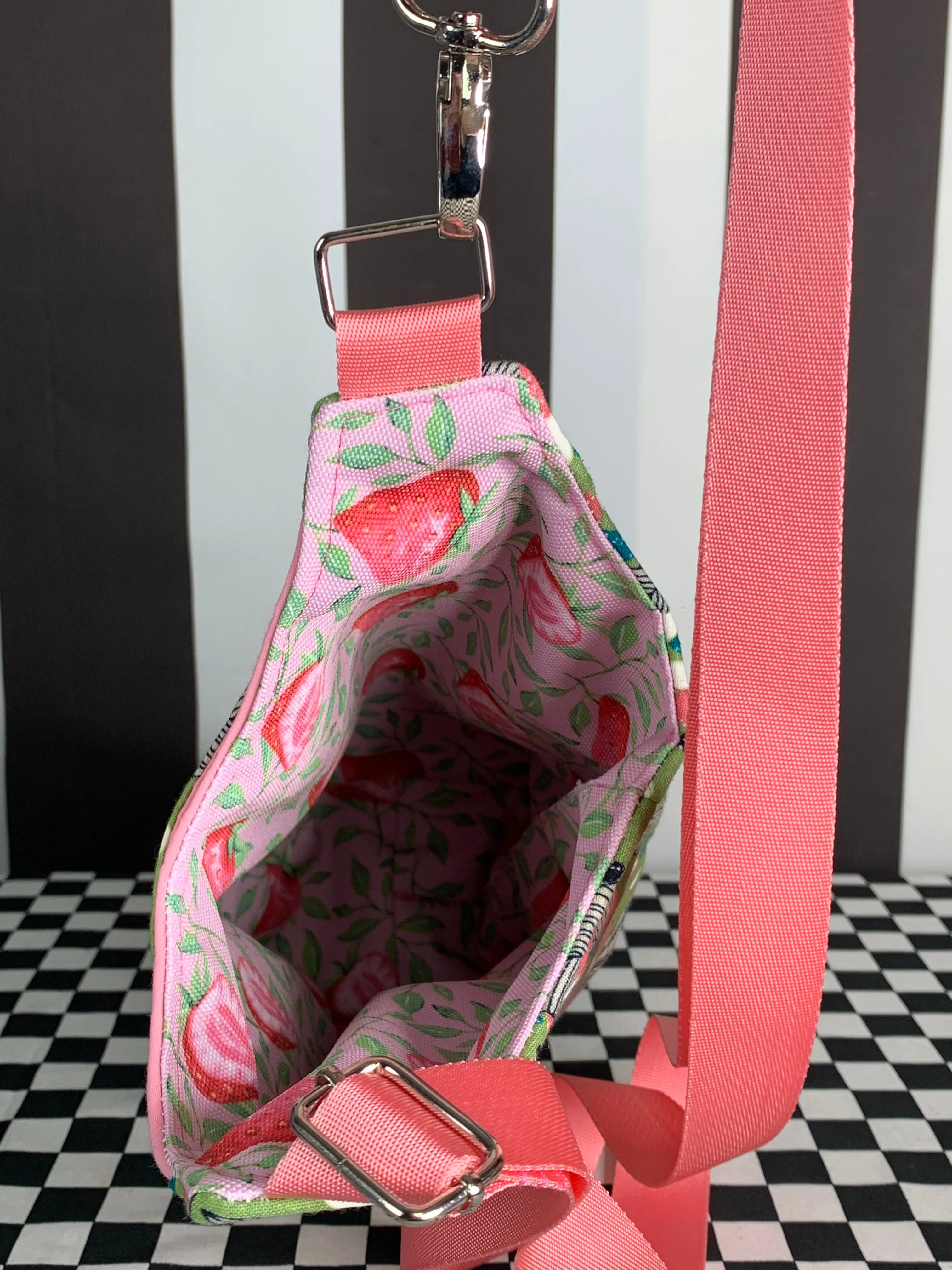 Green leaves drink bottle crossbody bag