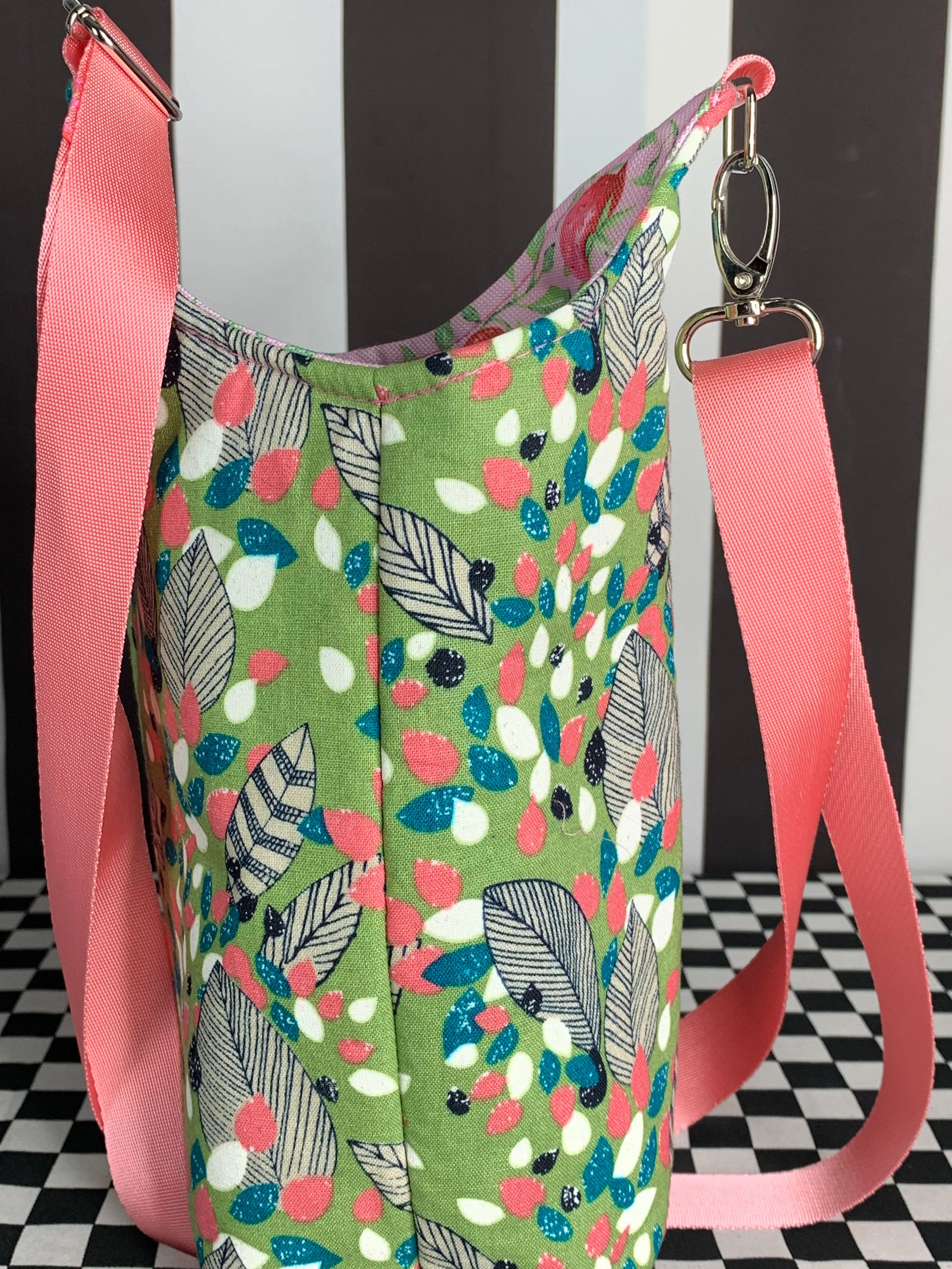 Green leaves drink bottle crossbody bag