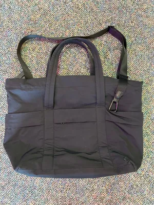Lululemon "Daily Multi-Pocket Tote Bag 20L"